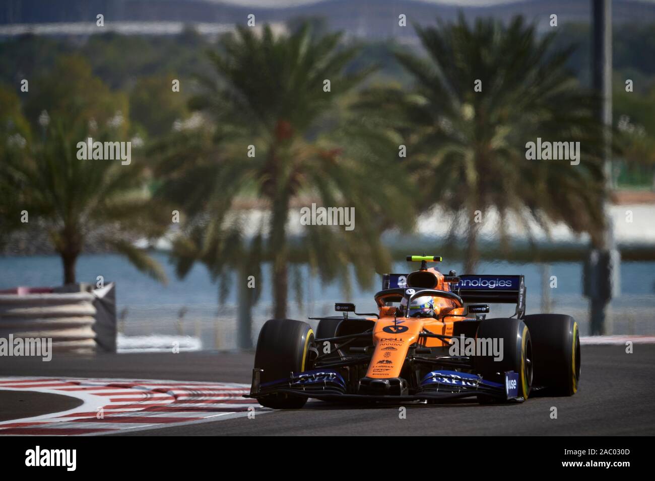 ABU DHABI, VAE - November 29, 2019: McLaren F1 Team britische Fahrer Lando Norris während der ersten Training des Abu Dhabi F1 Grand Prix konkurriert an den Yas Marina Circuit in Abu Dhabi. Stockfoto