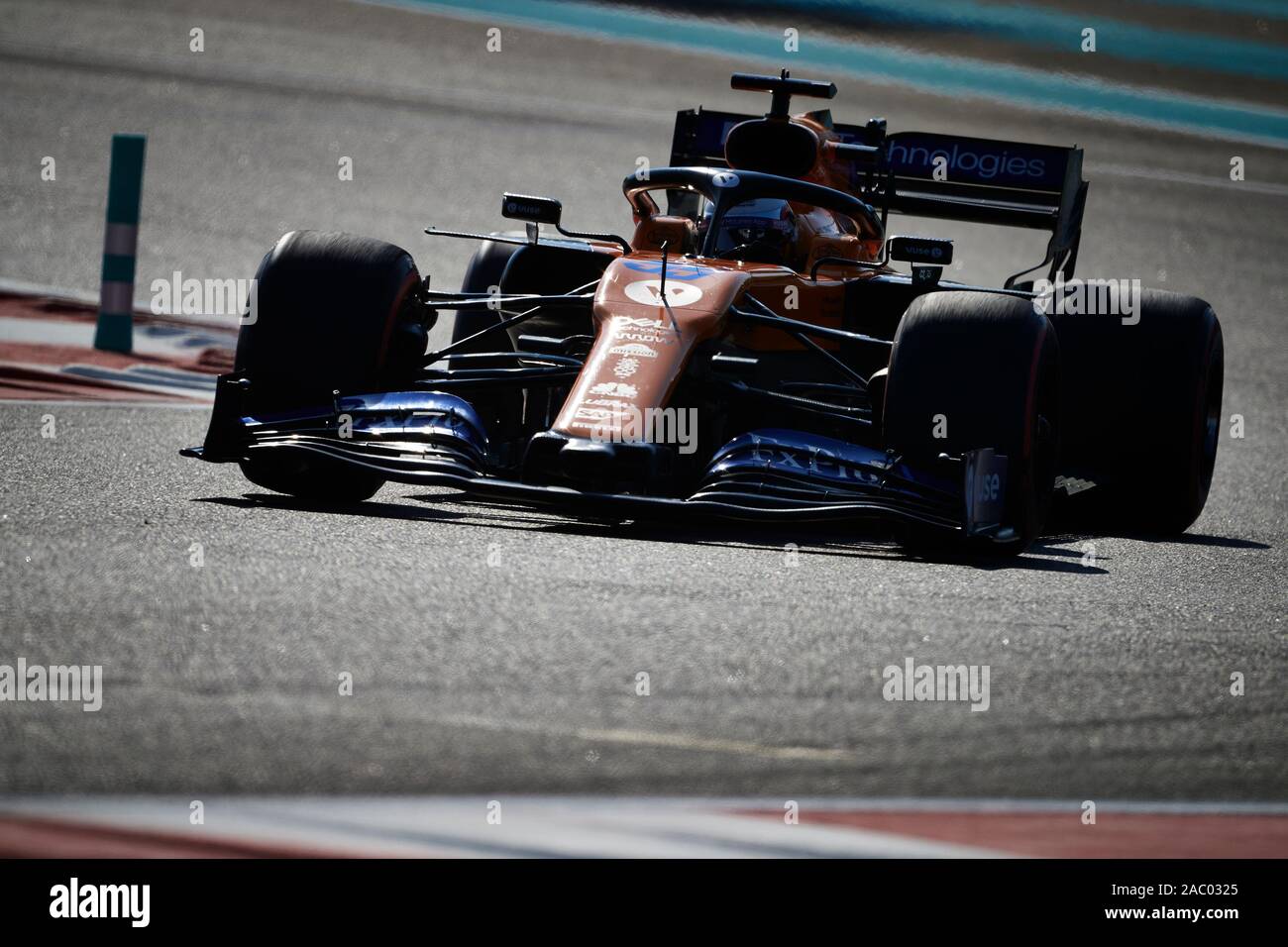 ABU DHABI, VAE - November 29, 2019: McLaren F1 Team Spanier Carlos Sainz konkurriert im ersten Training der Abu Dhabi F1 Grand Prix auf dem Yas Marina Circuit in Abu Dhabi. Stockfoto