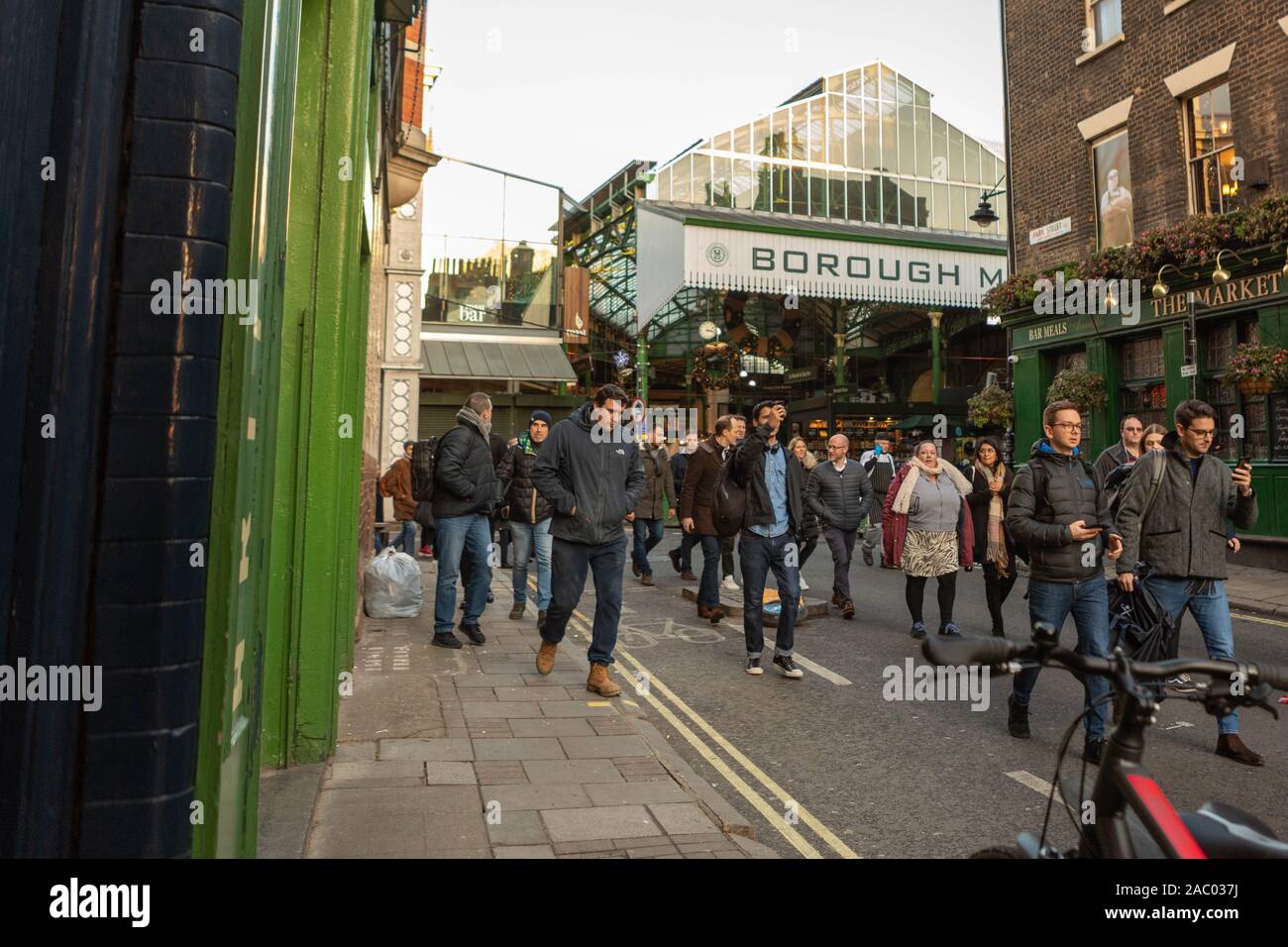 Borough Market, London, UK. 29 Nov, 2019. Szenen um Borough Markt, Southwark, da das Gebiet nach der mutmaßlichen Terroranschlag auf in der Nähe der London Bridge evakuiert. Penelope Barritt/Alamy leben Nachrichten Stockfoto