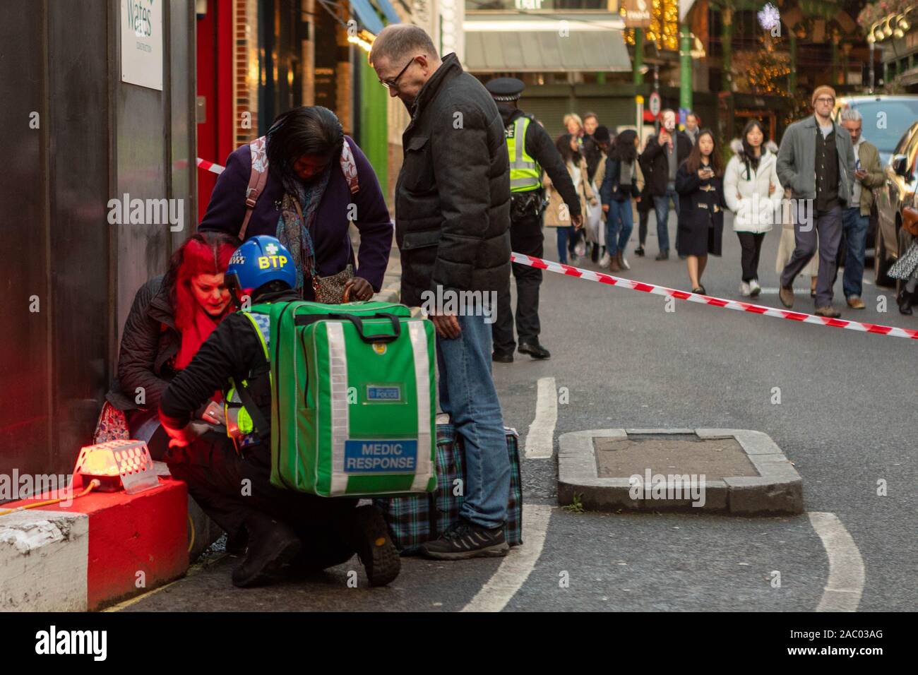 Borough Market, London, UK. 29 Nov, 2019. Eine Frau wird von einem Arzt behandelt. Szenen um Borough Markt, Southwark, da das Gebiet nach der mutmaßlichen Terroranschlag auf in der Nähe der London Bridge evakuiert. Penelope Barritt/Alamy leben Nachrichten Stockfoto