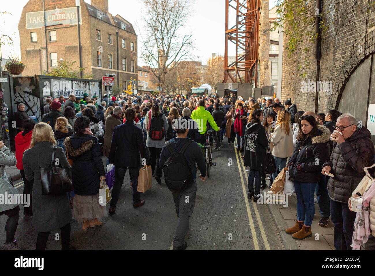 Borough Market, London, UK. 29 Nov, 2019. Menschen aus der Region evakuiert. Szenen um Borough Markt, Southwark, da das Gebiet nach der mutmaßlichen Terroranschlag auf in der Nähe der London Bridge evakuiert. Penelope Barritt/Alamy leben Nachrichten Stockfoto