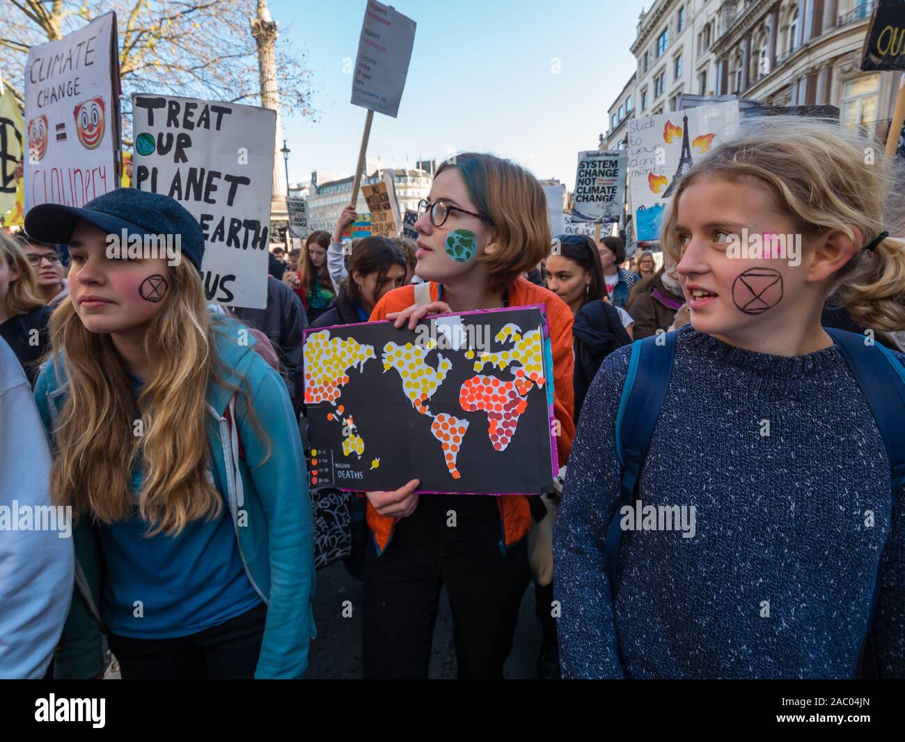 London, Großbritannien. 29 Nov, 2019. Studenten März mit Plakaten durch den Trafalgar Square am Schwarzen Freitag/Buy Nothing Day anspruchsvolle dringende Climate Action. Sie fordern ein Green New Deal für die Zukunft zu sparen, ein Curriculum lehrt, dass die Zukunft, für die Menschen, die Wahrheit zu sagen und für die Jugendlichen in die Lage versetzt werden, ihre Ansichten zu hören. Über Tausend bis Whitehall marschierten, wurden aber von der Polizei auf Regent St gestoppt, und führte schließlich zurück zu den Parliament Square waren, trafen Sie die ucu led März für Planeten, Gehälter, Renten. Credit: Peter Marschall/Alamy leben Nachrichten Stockfoto