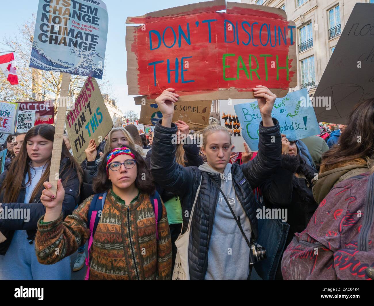 London, Großbritannien. 29 Nov, 2019. Studenten März mit Plakaten durch den Trafalgar Square am Schwarzen Freitag/Buy Nothing Day anspruchsvolle dringende Climate Action. Sie fordern ein Green New Deal für die Zukunft zu sparen, ein Curriculum lehrt, dass die Zukunft, für die Menschen, die Wahrheit zu sagen und für die Jugendlichen in die Lage versetzt werden, ihre Ansichten zu hören. Über Tausend bis Whitehall marschierten, wurden aber von der Polizei auf Regent St gestoppt, und führte schließlich zurück zu den Parliament Square waren, trafen Sie die ucu led März für Planeten, Gehälter, Renten. Credit: Peter Marschall/Alamy leben Nachrichten Stockfoto