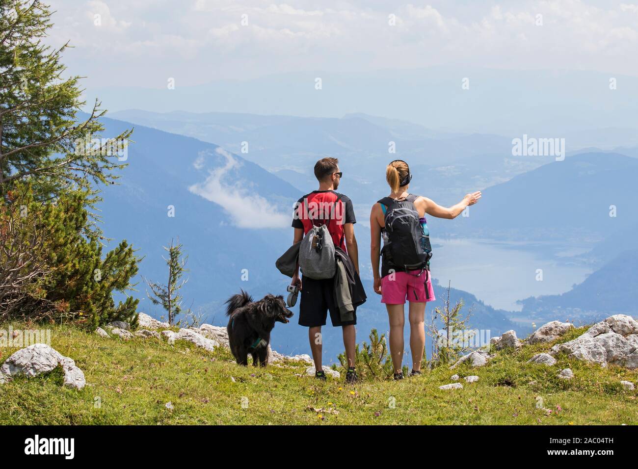 Wanderer, Paar mit Hund mit Blick über das Tal, den Naturpark Dobratsch, Villacher Alpen/Villacher Alpe, Kärnten / Kärnten, Österreich Stockfoto