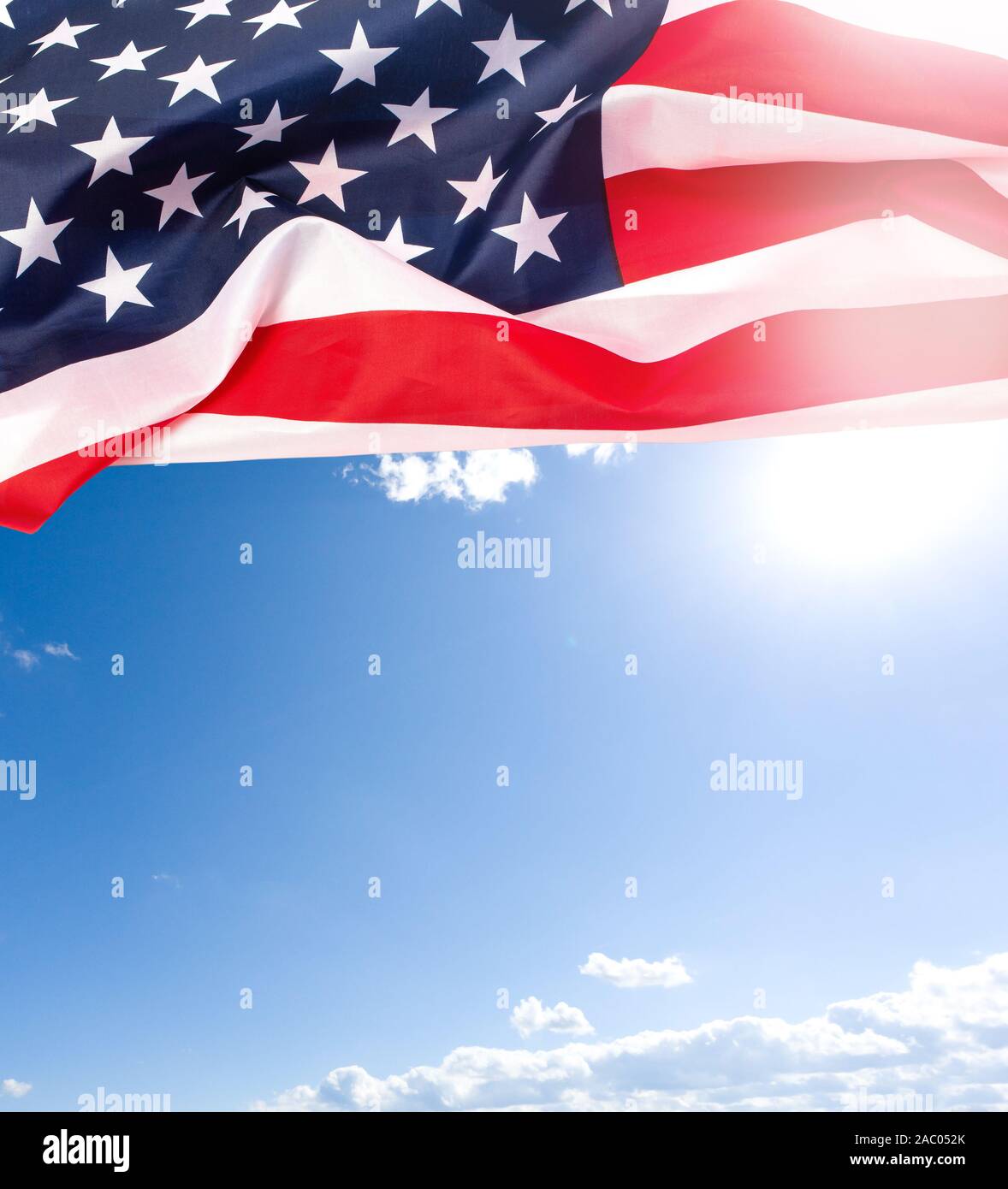 Nahaufnahme der US-Flagge gegen Himmel mit Sonnenschein Stockfoto