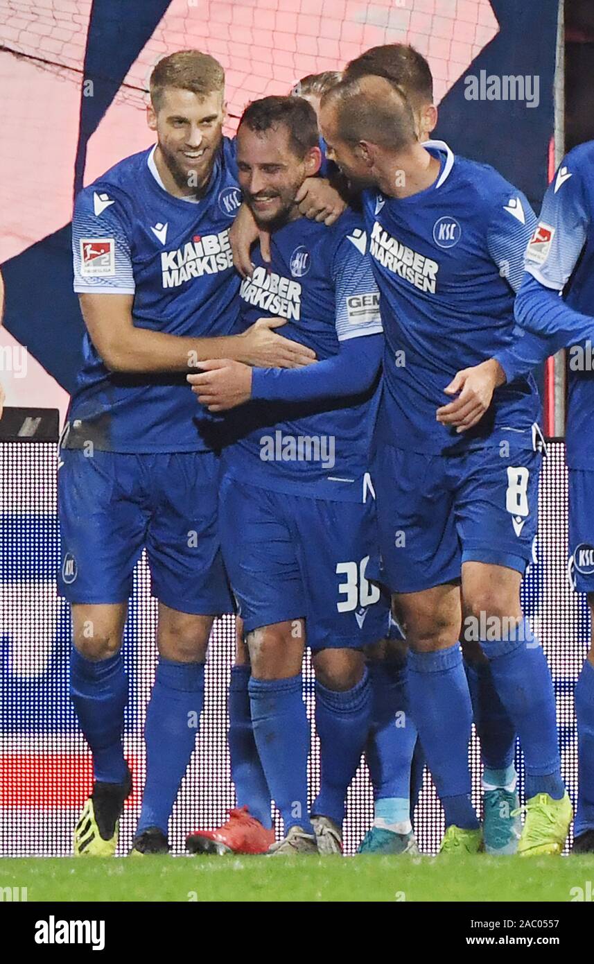 Karlsruhe, Deutschland. 29 Nov, 2019. 2. Fussball Bundesliga, Karlsruher SC - SSV Jahn Regensburg, 15. Spieltag im Wildparkstadion. Das Team aus Karlsruhe mit Philipp Hofmann (l) jubelt das Ziel auf 1:0 durch Anton Fink (M). Credit: Uli Deck / dpa - WICHTIGER HINWEIS: In Übereinstimmung mit den Anforderungen der DFL Deutsche Fußball Liga oder der DFB Deutscher Fußball-Bund ist es untersagt, zu verwenden oder verwendet Fotos im Stadion und/oder das Spiel in Form von Bildern und/oder Videos - wie Foto Sequenzen getroffen haben./dpa/Alamy leben Nachrichten Stockfoto