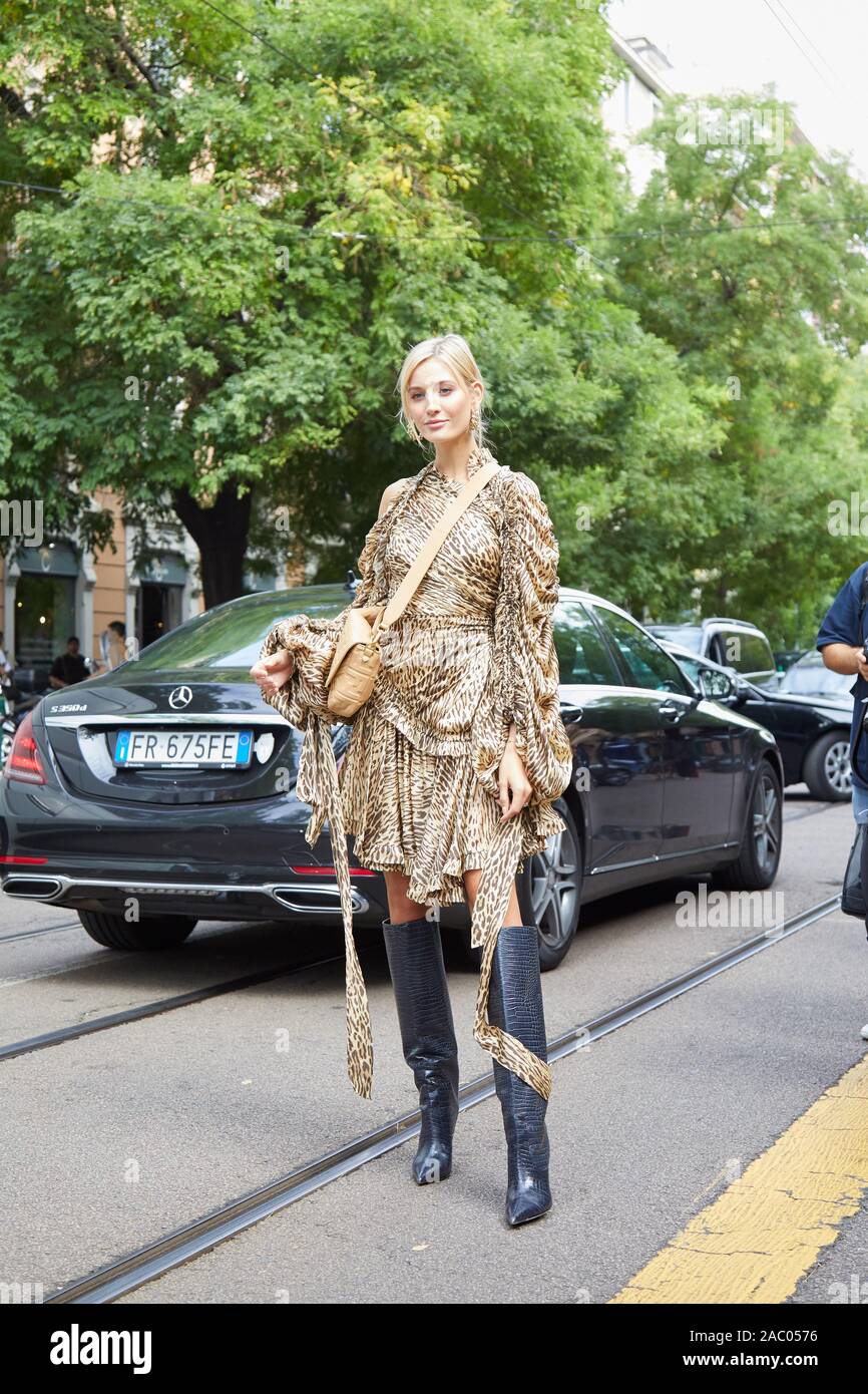 Mailand, Italien - 19 SEPTEMBER 2019: Frau mit beige Fendi Tasche und Leopard haut Drucken Kleid vor Fendi fashion show, Mailand Fashion Week street style Stockfoto