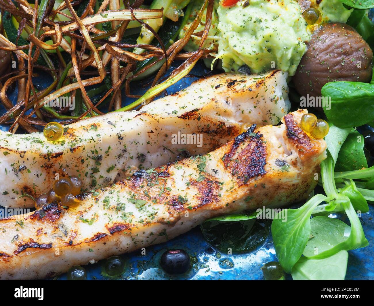 Nahaufnahme krokodil Steak mit Beilage als Dekoration Stockfoto