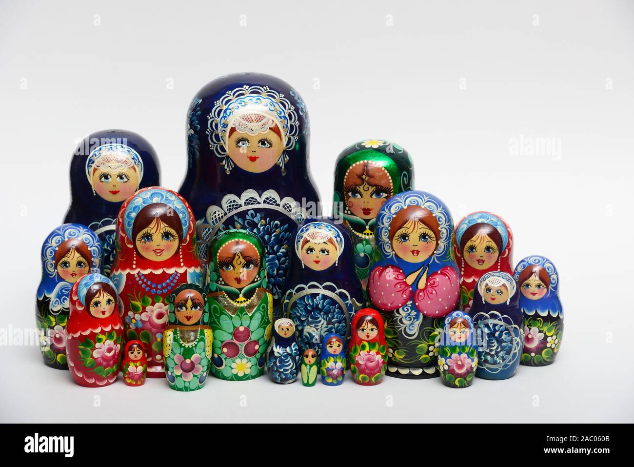 Viele traditionelle Russische Verschachtelung Puppen auf weißem Hintergrund Stockfoto