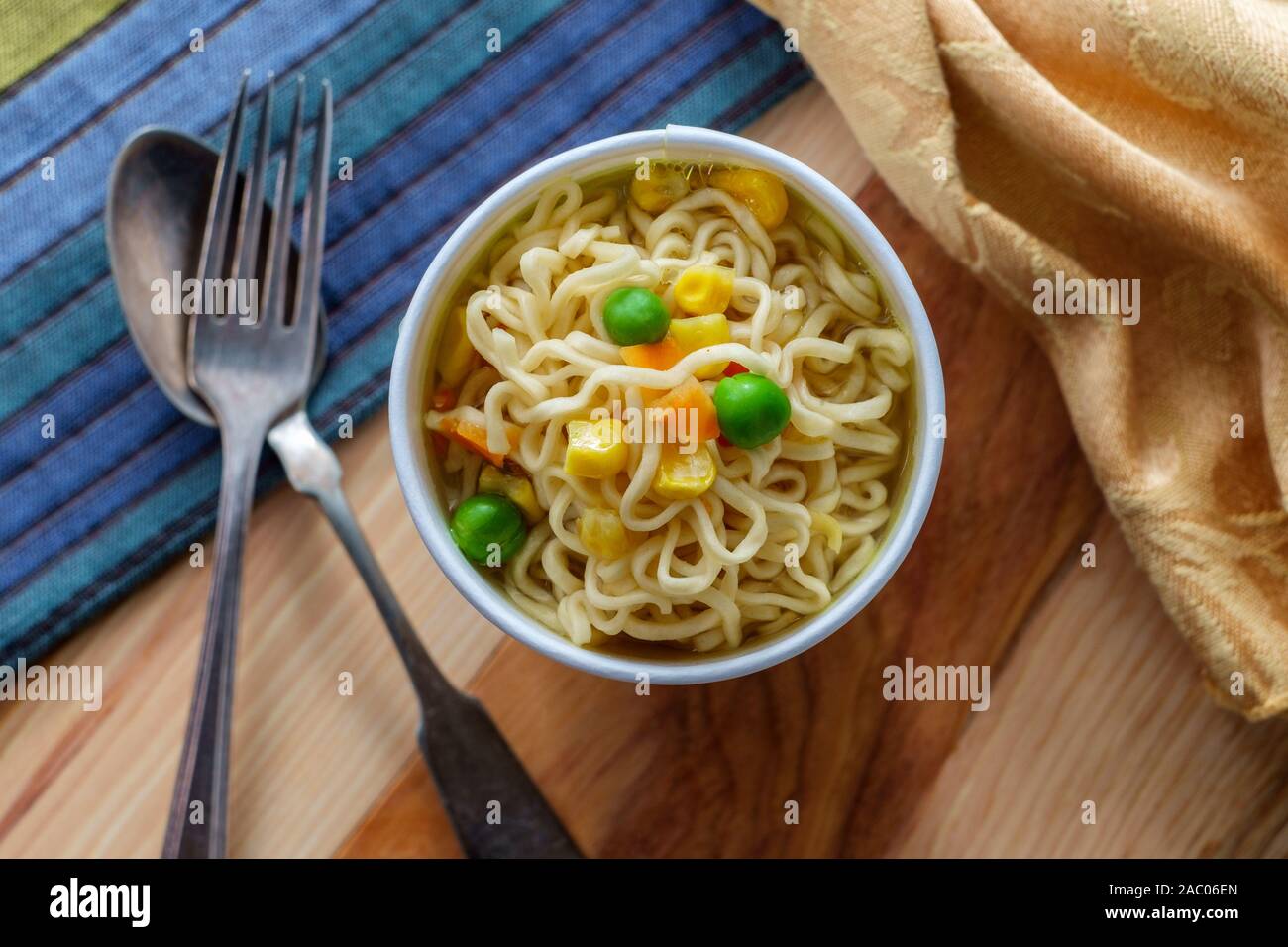 Tasse gekochte instant Ramen Nudeln mit Huhn Aroma Brühe Stockfoto