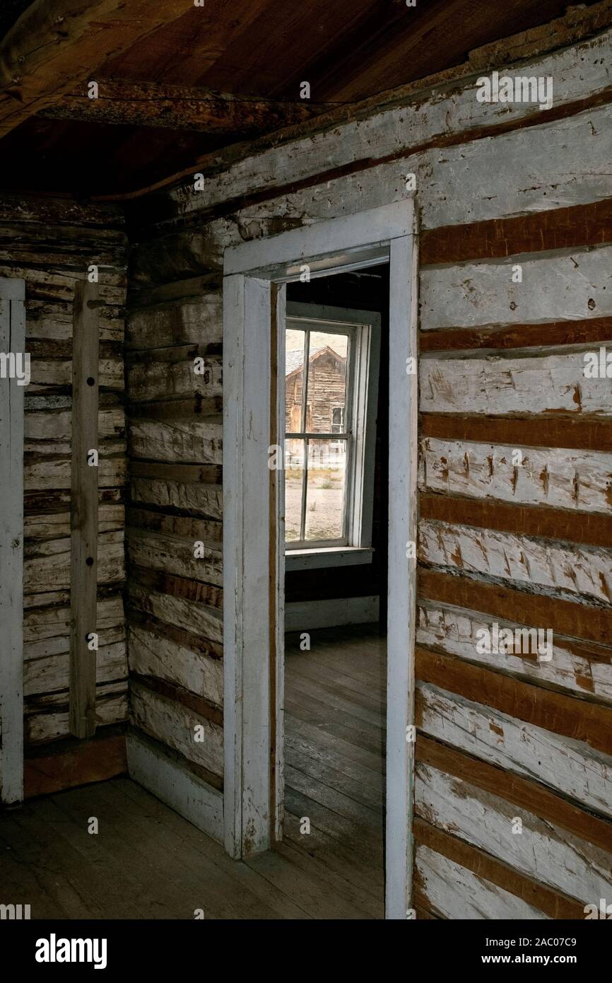 MT 00339-00 ... MONTANA - Tür und Fenster im Bannack State Park, Beaverhead County. Stockfoto