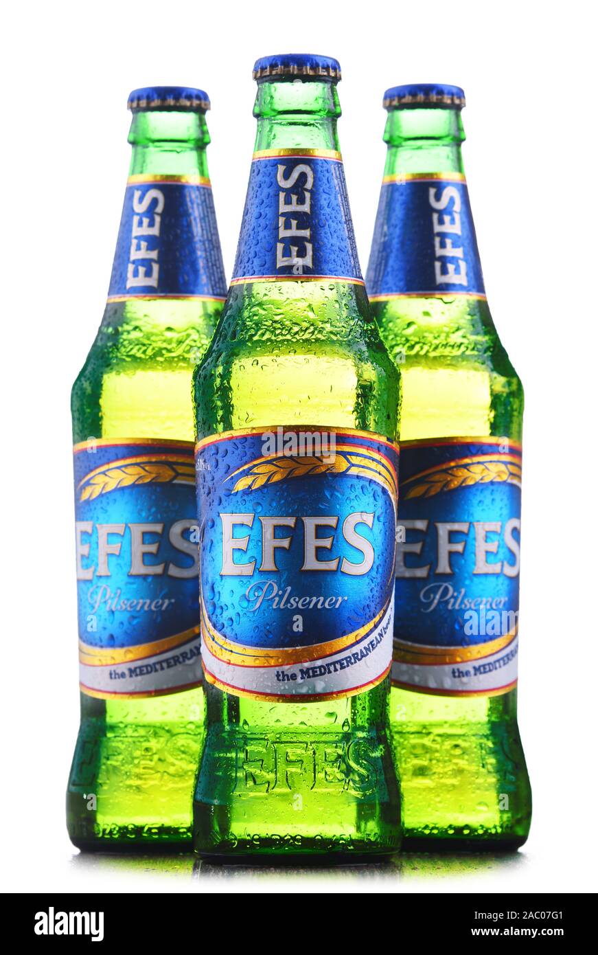 POZNAN, Polen - 22.August 2019: Flaschen EFES Pilsener Bier, das Flaggschiff der Anadolu Efes Unternehmen mit Sitz in Istanbul, Türkei Stockfoto