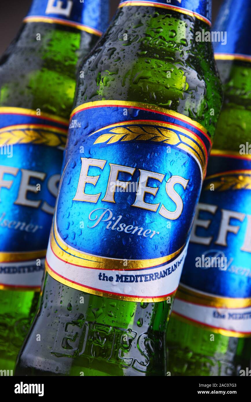 POZNAN, Polen - 22.August 2019: Flaschen EFES Pilsener Bier, das Flaggschiff der Anadolu Efes Unternehmen mit Sitz in Istanbul, Türkei Stockfoto