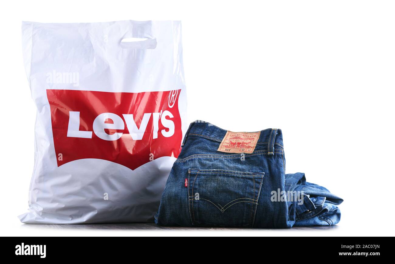 POZNAN, POL - 28.August 2019: Shoping Tasche von Levi's, eine Marke von einem amerikanischen Kleidung Firma weltweit bekannt für seine Jeans Stockfoto