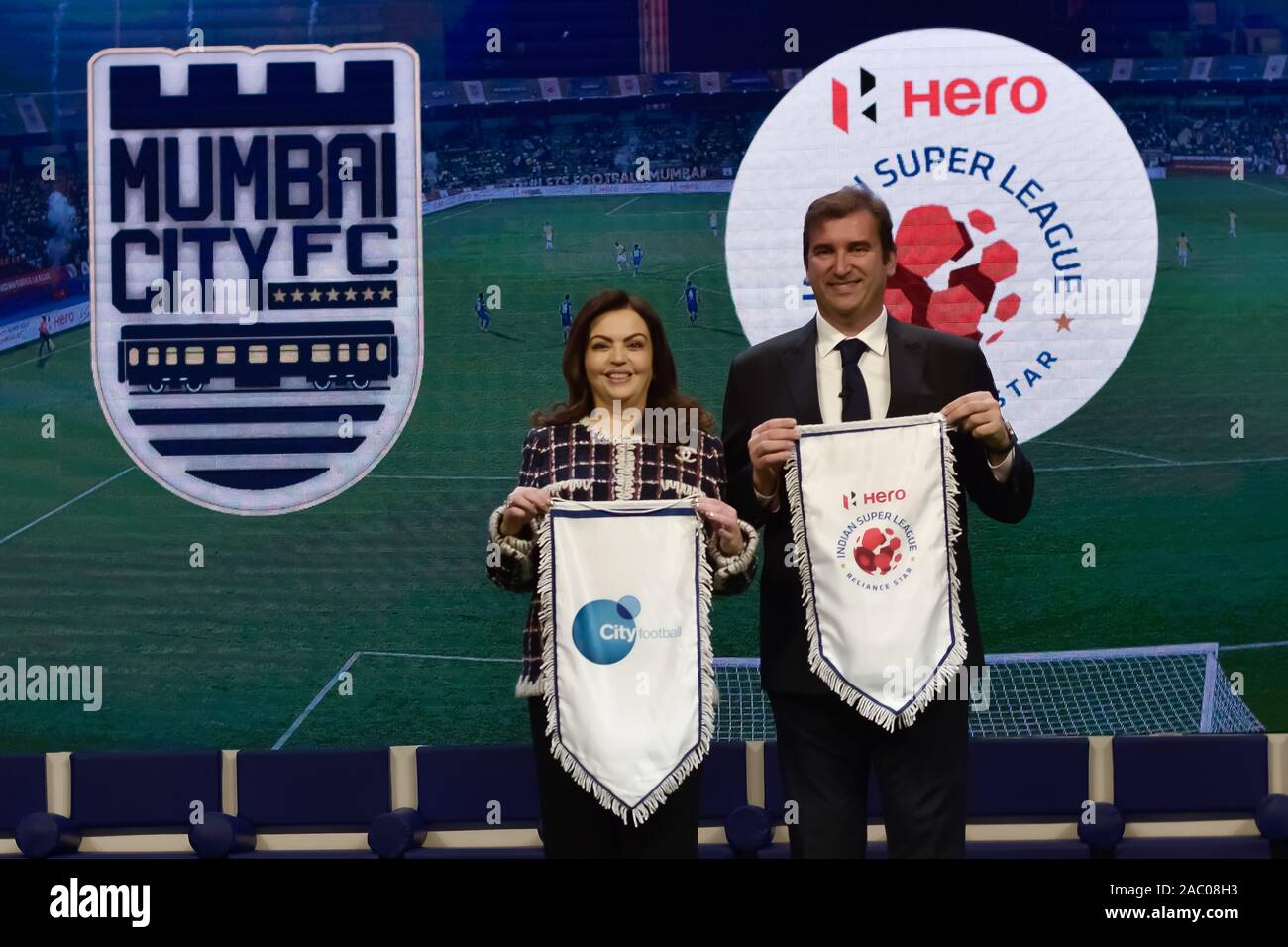 Nita Ambani, Vorsitzende der Fußball-Sport Entwicklung beschränkt und Reliance Stiftung und Ferran Soriano, CFG, Chief Executive Officer bei der Ankündigung der Veranstaltung. Die Muttergesellschaft der Stadt Manchester City Fußball-Gruppe (CFG) kauft die Mehrheit der Anteile in Mumbai City FC. Stockfoto