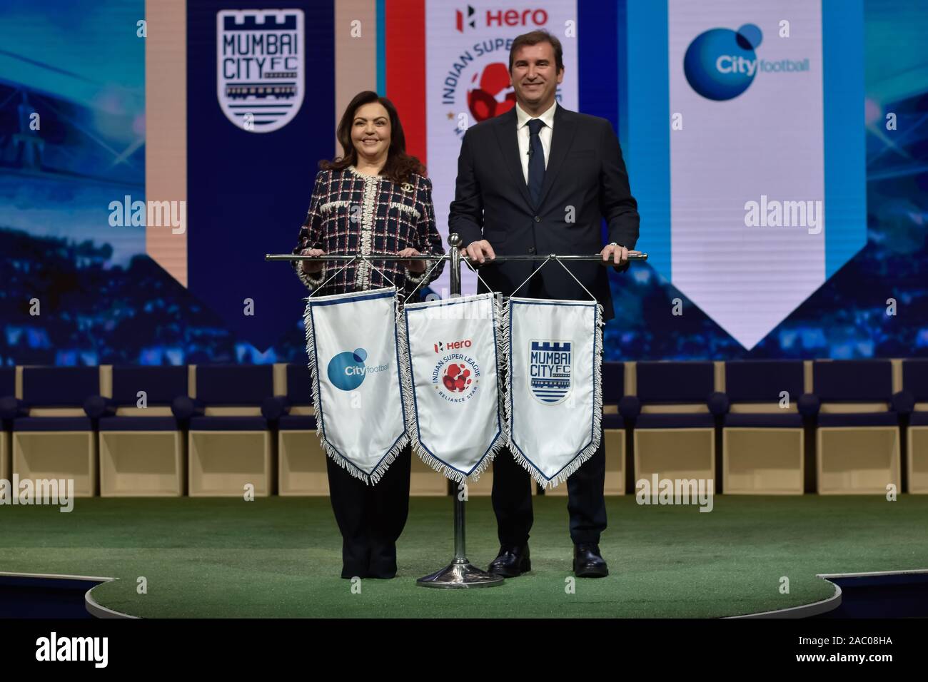 Nita Ambani, Vorsitzende der Fußball-Sport Entwicklung beschränkt und Reliance Stiftung und Ferran Soriano, CFG, Chief Executive Officer bei der Ankündigung der Veranstaltung. Die Muttergesellschaft der Stadt Manchester City Fußball-Gruppe (CFG) kauft die Mehrheit der Anteile in Mumbai City FC. Stockfoto