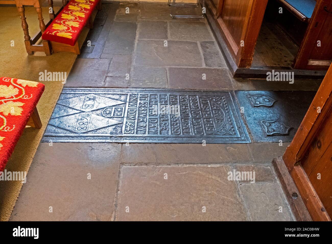 Grabstein aus Eisenplatten in der Wadhurst St. Peter und St. Paul Church, East Sussex. UK Stockfoto