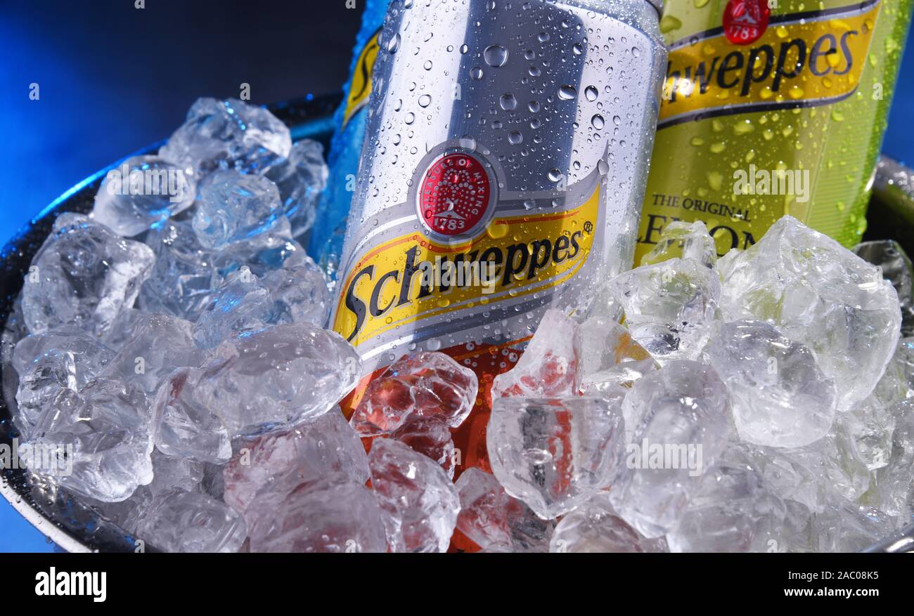 POZNAN, POL-Okt 16, 2019: Kann von Schweppes, ein Schweizer Getränkemarke, im Jahr 1783 eingeführt und verkauft in der ganzen Welt Stockfoto