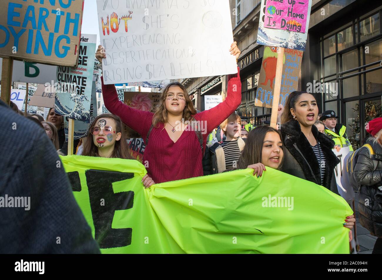 Westminster, London, Großbritannien. 29. November 2019. Hunderte von Schulkindern, die sich für ein globales Klima Not Streik in London die britische Schüler Klima Netzwerk organisiert. Polizei lenkt die Demonstranten in der Regent Street, sie zu verhindern, Oxford Circus. Stockfoto