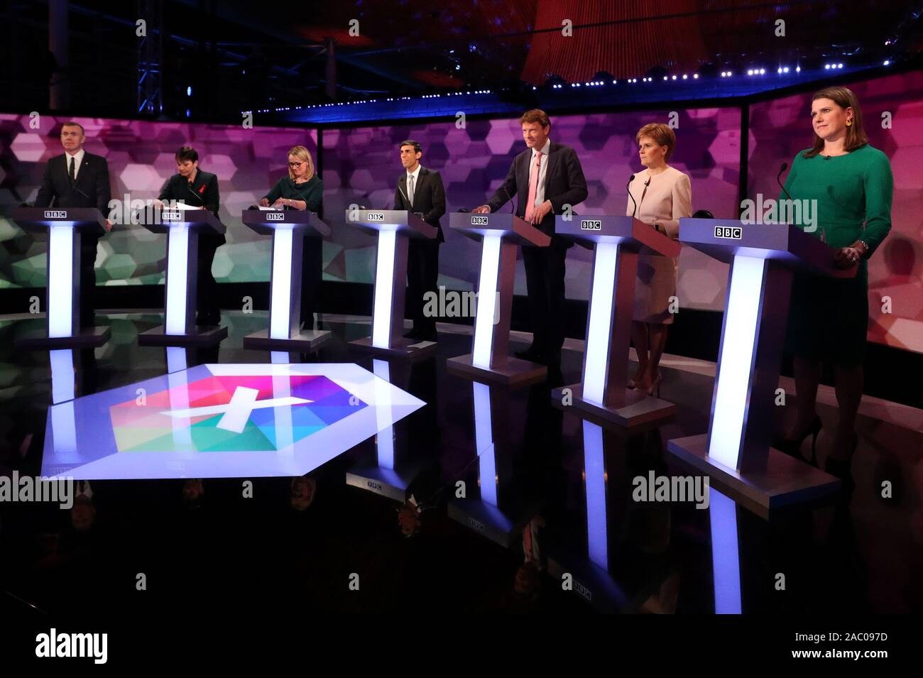 (Nach rechts) Plaid Cymru Führer Adam Preis, der ehemalige Grüne Partei Co - Führer, Caroline Lucas, der Labour Party shadow Business secretary Rebecca lange Bailey, Vorsitzender der Konservativen Partei Secretary, Schatzamt Rishi Sunak, Brexit Partei Vorsitzender Richard Tice, SNP-Chef und schottische Erster Minister Nicola Stör und Liberaldemokraten Jo Swinson vor den BBC sieben - weise Wahl Debatte in Cardiff. Stockfoto