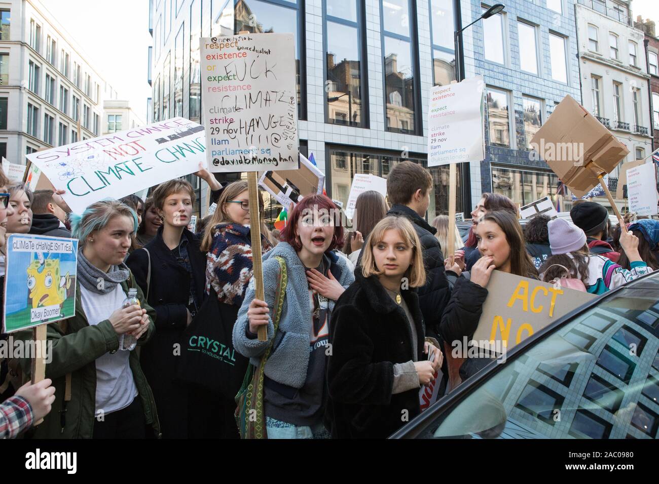 Westminster, London, Großbritannien. 29. November 2019. Hunderte von Schulkindern, die sich für ein globales Klima Not Streik in London die britische Schüler Klima Netzwerk organisiert. Polizei lenkt die Demonstranten in der Regent Street, sie zu verhindern, Oxford Circus. Stockfoto