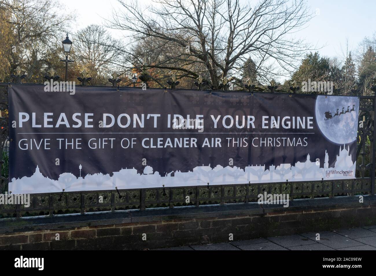 Kontaktieren Sie Ihren Motor nicht im Leerlauf geben die sauberere Luft dieses Weihnachten - Banner zur Förderung sauberer Luft und weniger Umweltverschmutzung, Winchester city centre GROSSBRITANNIEN Stockfoto