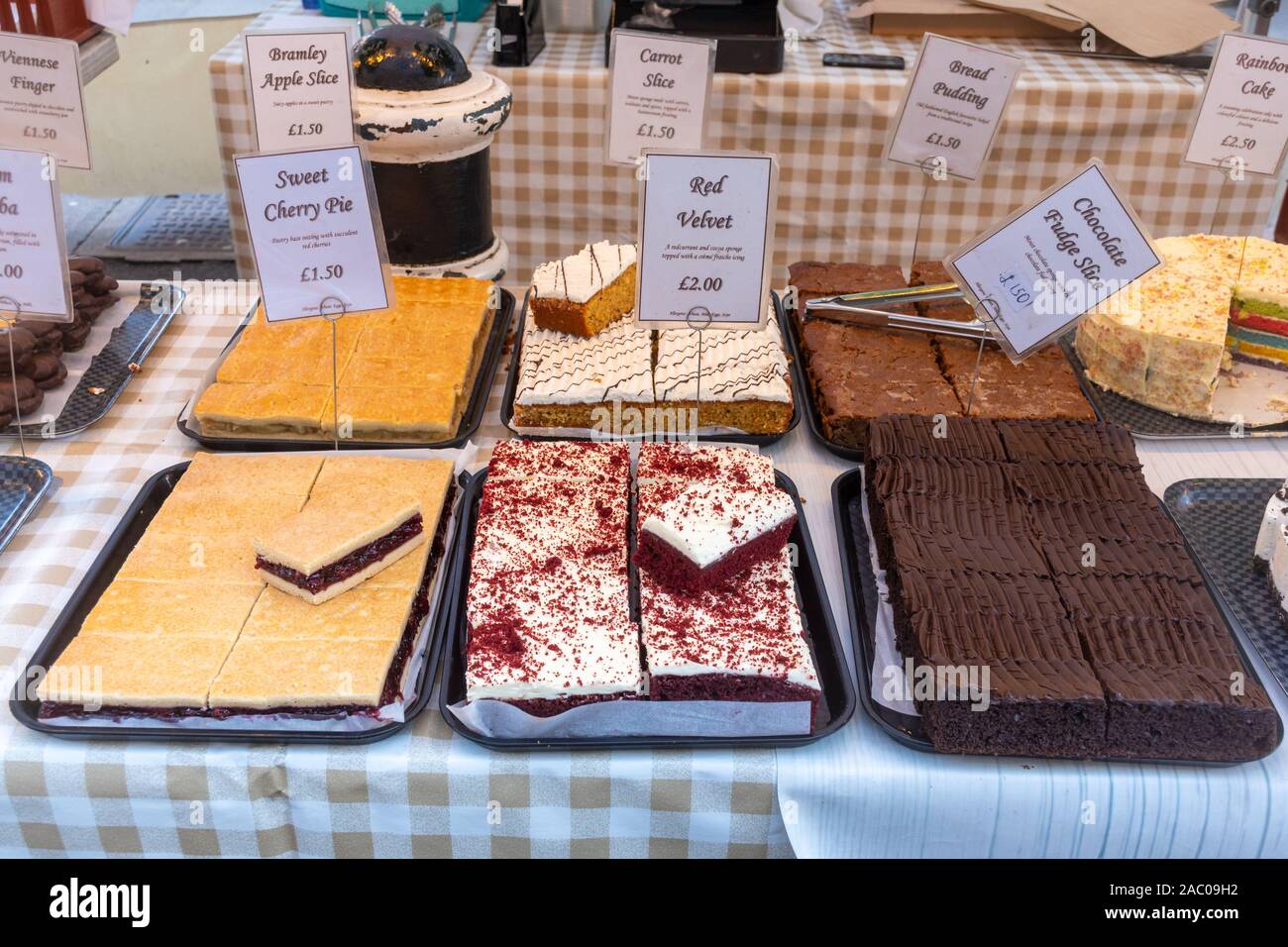 Marktstand verkaufen Kuchen, Großbritannien Stockfoto