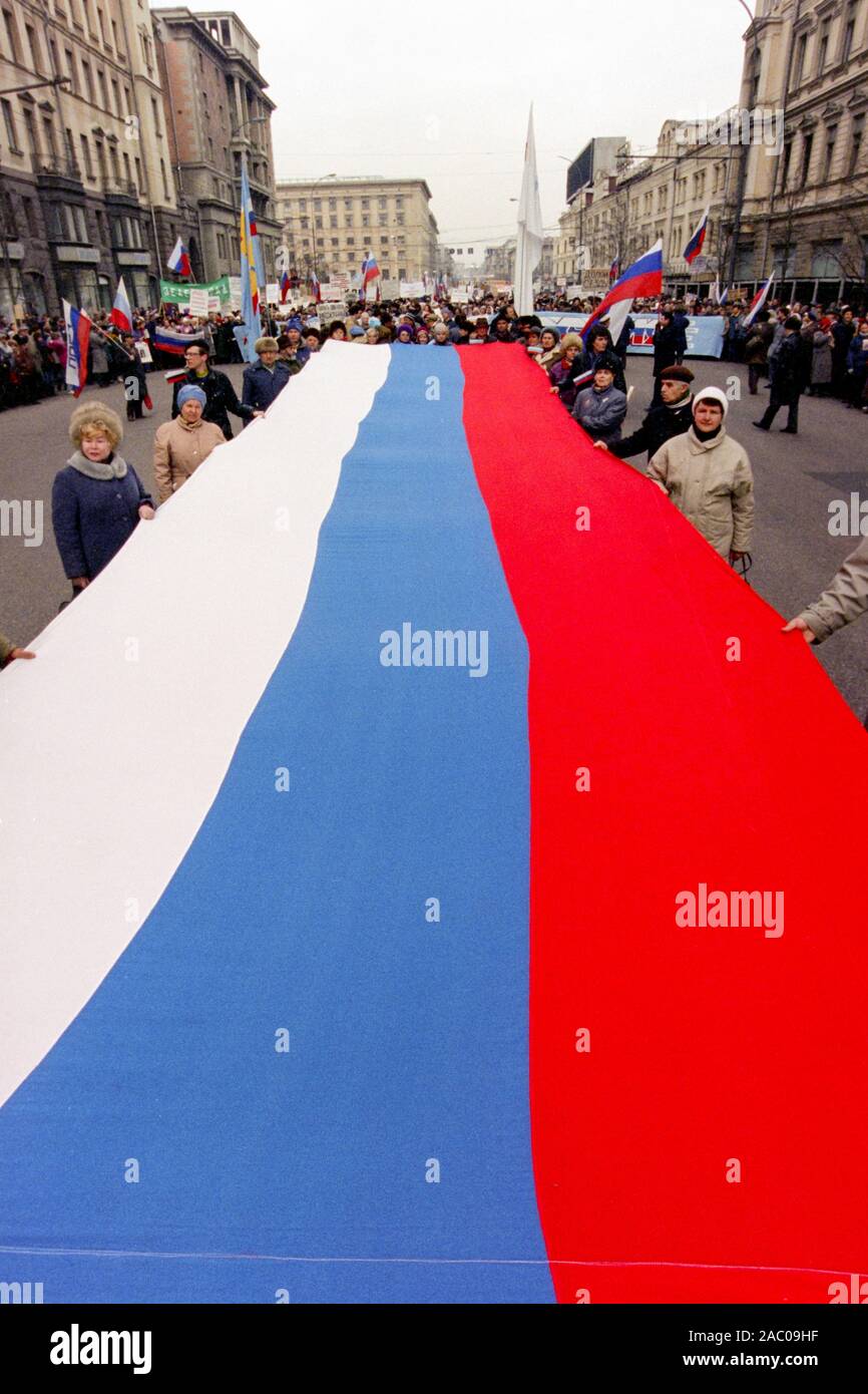 Russische Bürger halten eine riesige russische Flagge, wie sie im März zur Unterstützung von Präsident Boris Jelzin am 28. März 1993 in Moskau, Russland. Die Unterstützer marschierten durch das Zentrum von Moskau, die auf dem Roten Platz mit Jelzin die Masse gerichtet. Stockfoto