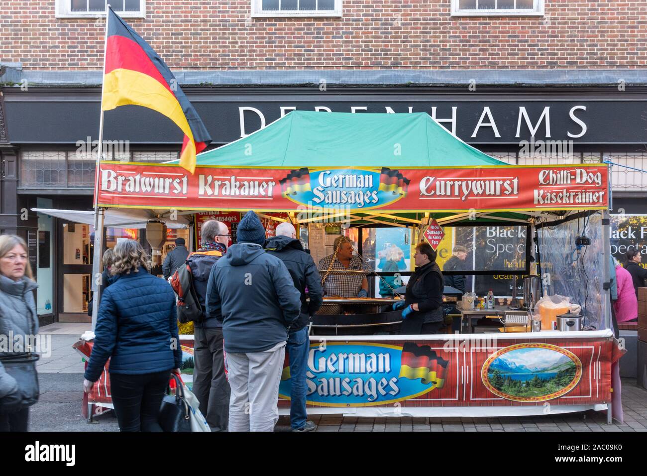 Deutsche wurst Markt in Winchester Stadtzentrum Verkauf von Bratwurst und anderen Würstchen Stall, Großbritannien Stockfoto