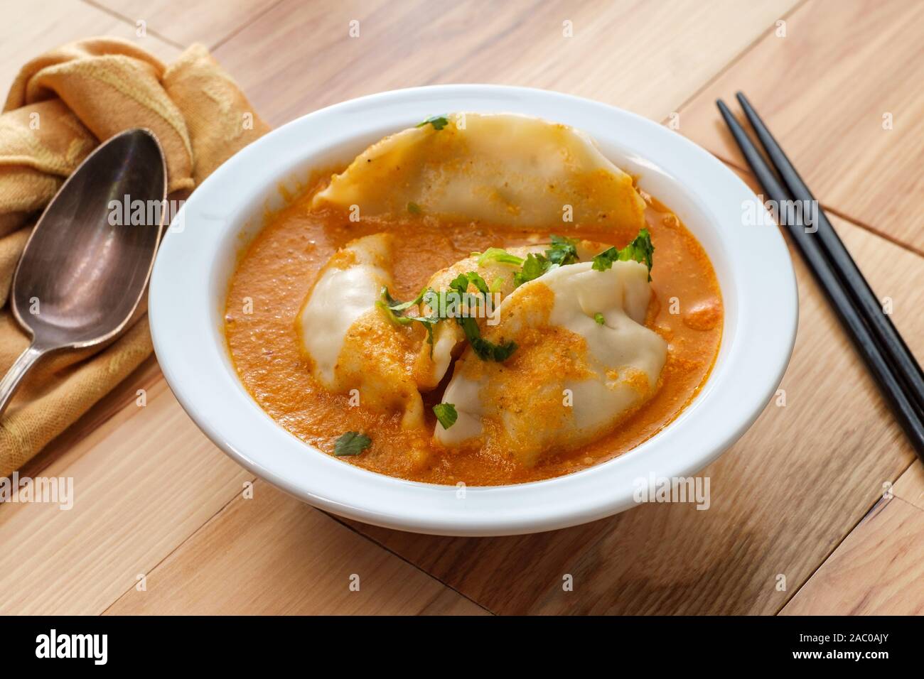 Nepalesische Momo jhol achar Knödel Suppe in pikanter Tomaten Chutney Stockfoto
