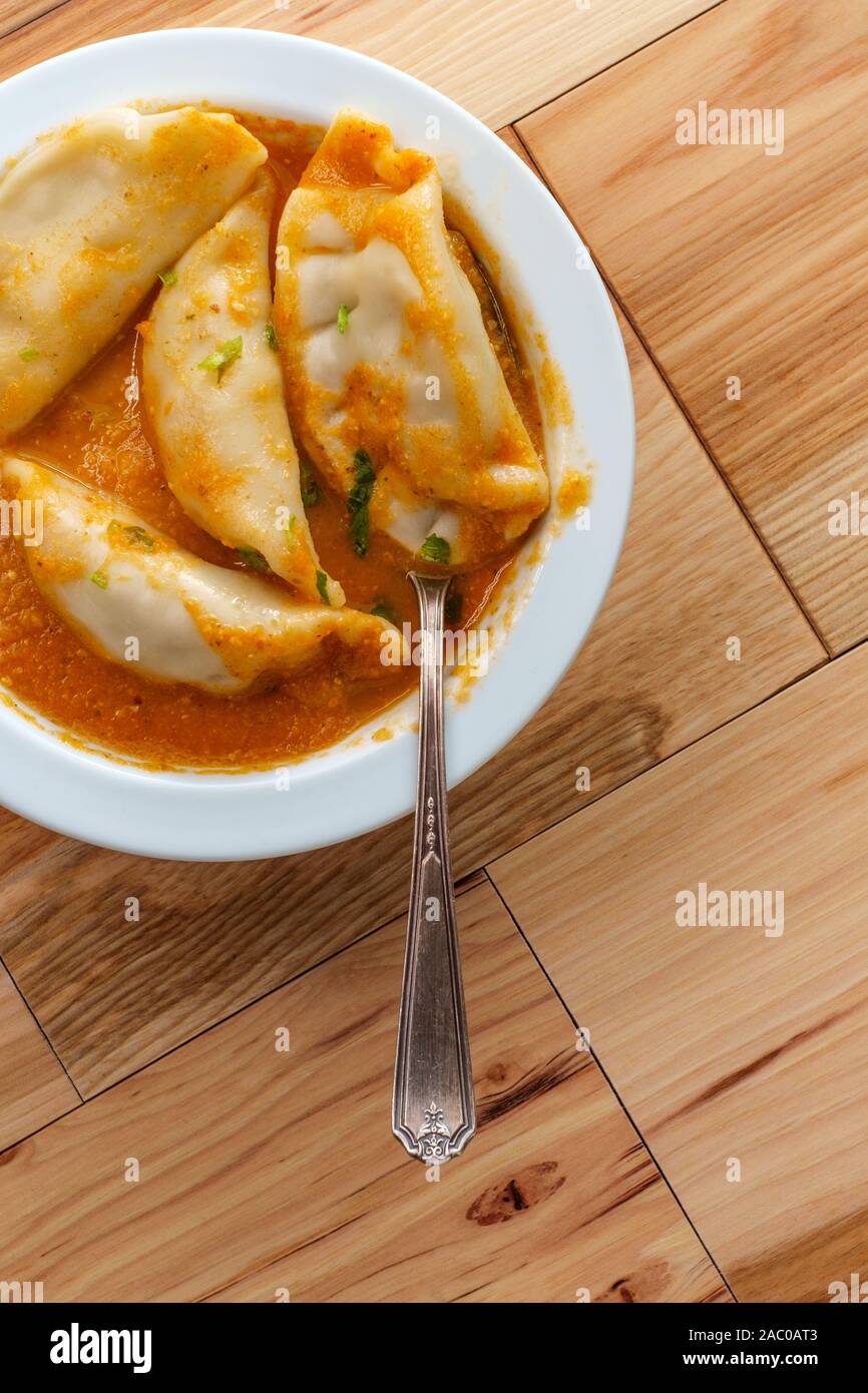 Nepalesische Momo jhol achar Knödel Suppe in pikanter Tomaten Chutney Stockfoto