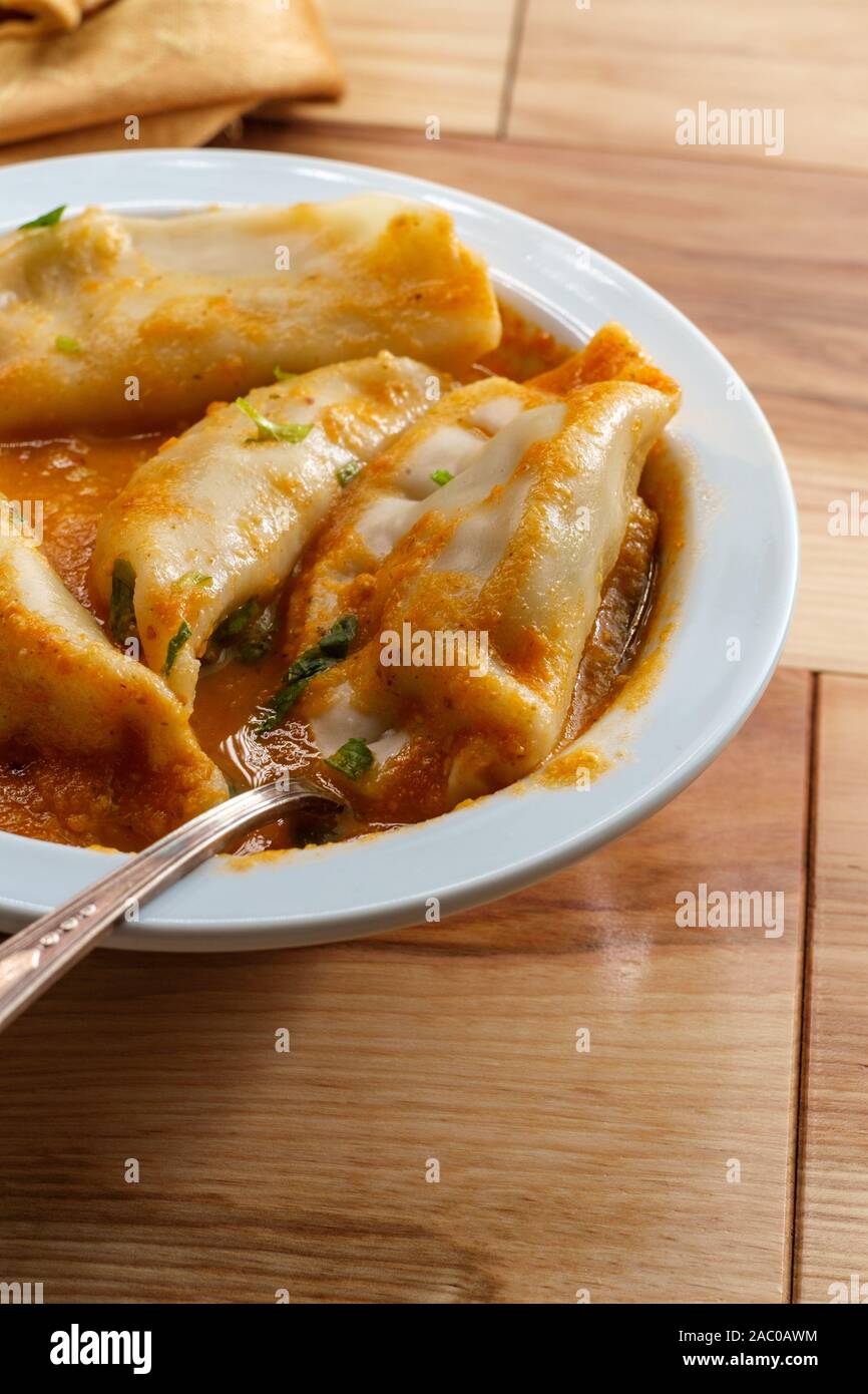Nepalesische Momo jhol achar Knödel Suppe in pikanter Tomaten Chutney Stockfoto