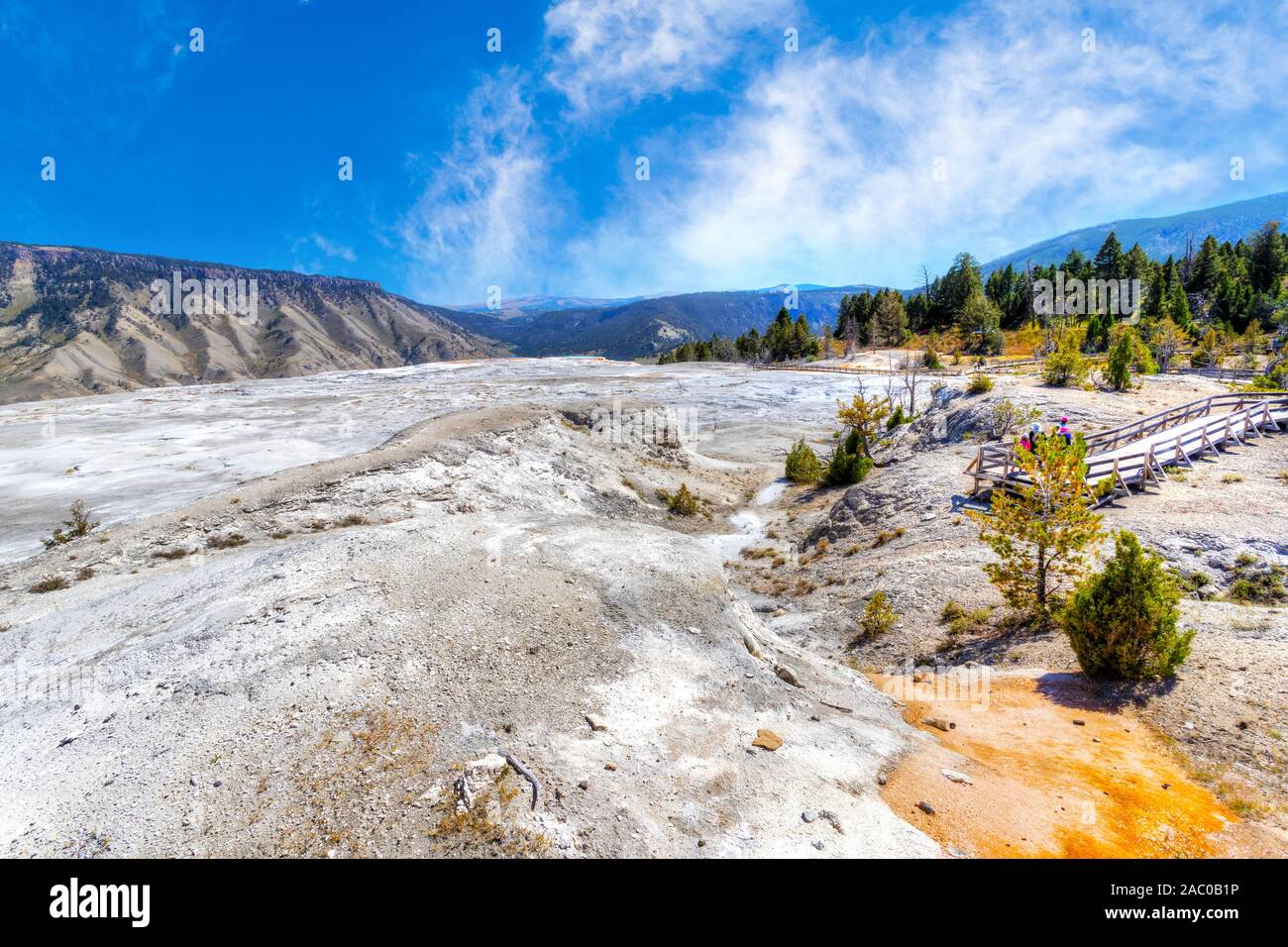 Die Hauptterrasse vulkanische Landschaft in Mammoth Hot Springs, Yellowstone National Park, Wyoming, USA. Stockfoto