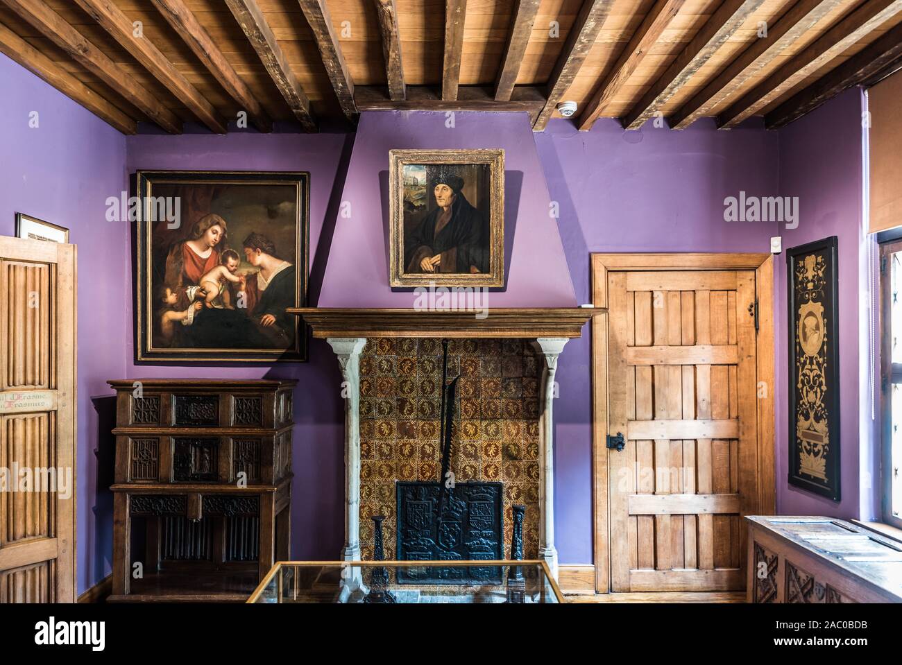Anderlecht, Brüssel/Belgien - 06. 26. 2019: Gemälde, Kamin und Holzschränken am Erasmus Haus Stockfoto