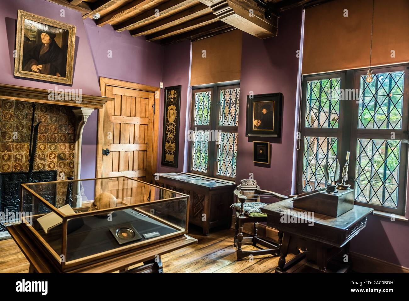 Anderlecht, Brüssel/Belgien - 06. 26. 2019: Gemälde, Kamin und Holzschränken am Erasmus Haus Stockfoto