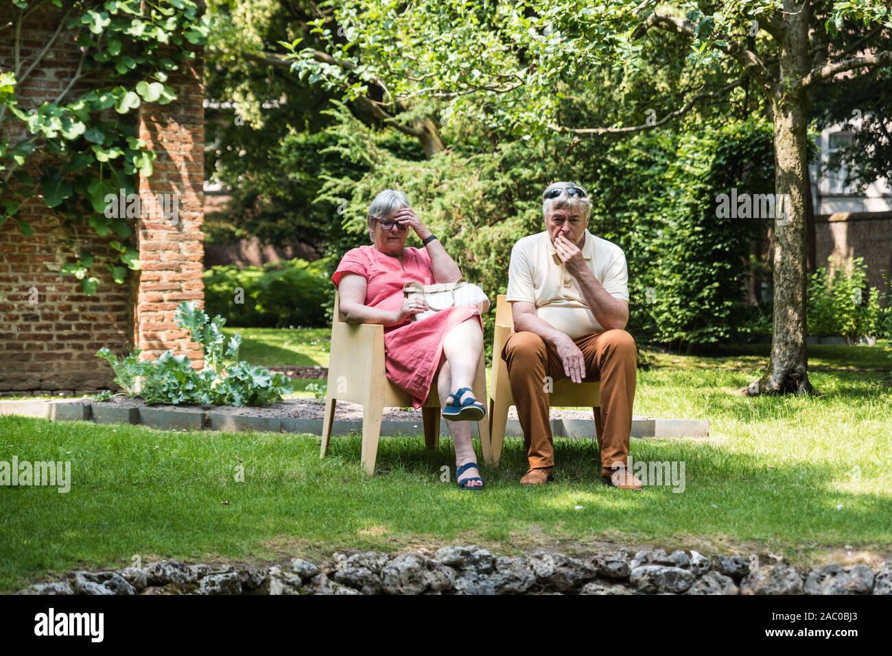 Anderlecht, Brüssel/Belgien - 06. 26. 2019: Reifes Paar auf einer Bank sitzen in der grünen Gartenanlage des Erasmus-Haus Stockfoto