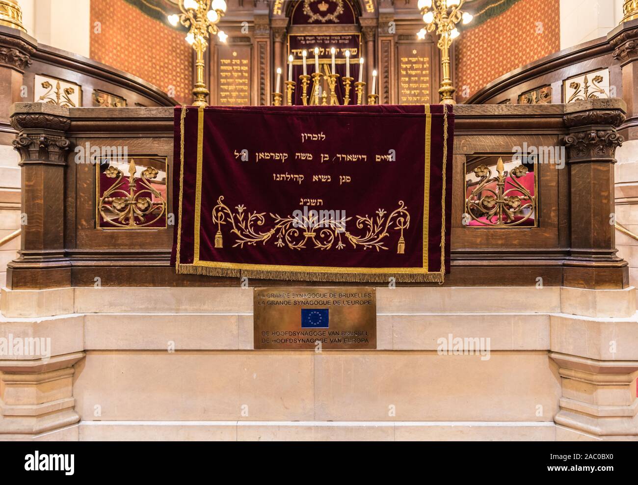 Stadtzentrum Brüssel/Belgien - 02 16 2019 - Interior Design der Jüdischen Synagoge Europas mit einem goldenen roten Teppich, im Hebräischen ist das Stockfoto