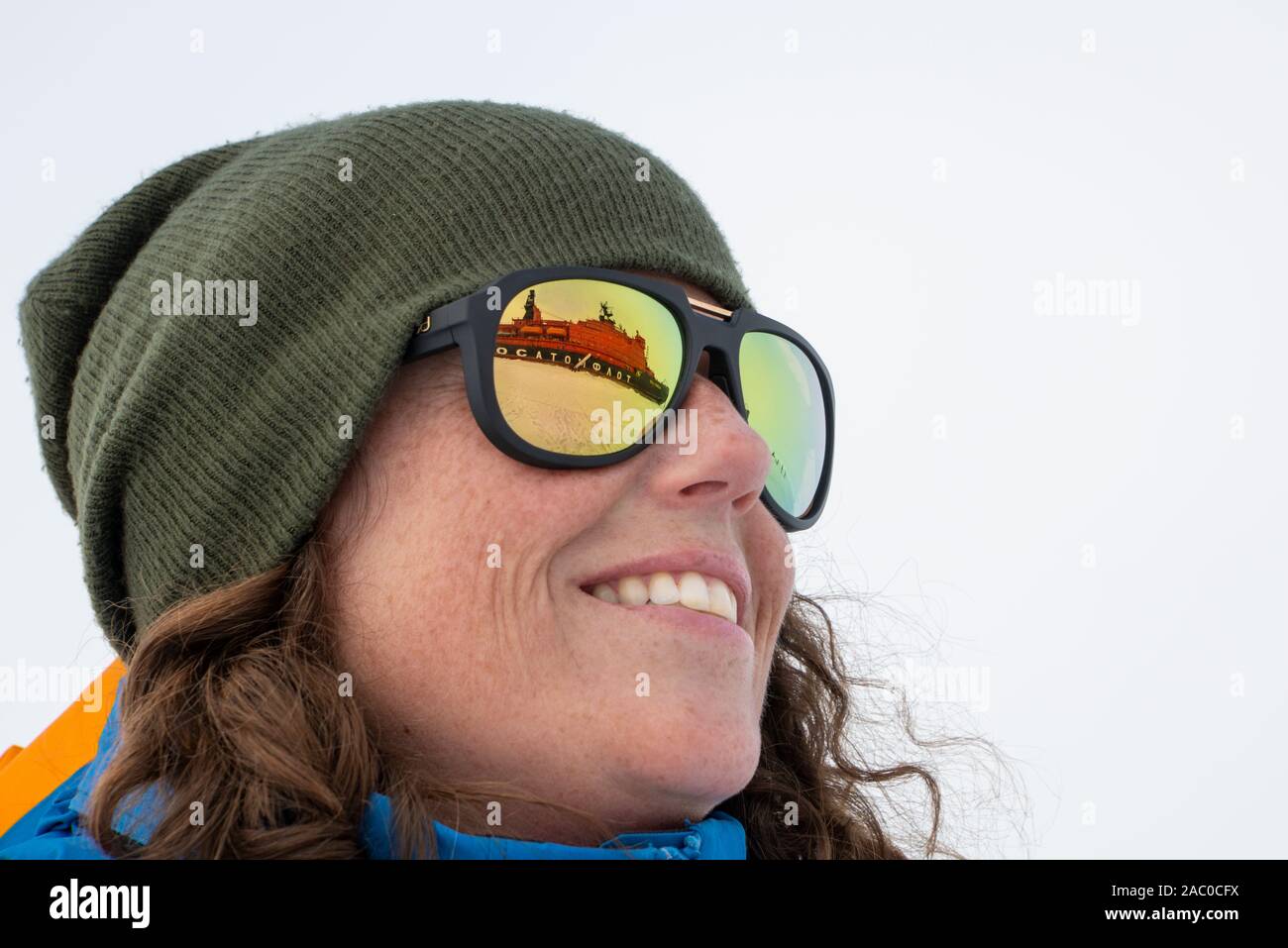 Russland, hohen Arktis geografischen Nordpol. 90 Grad Nord. Weibliche Abenteuer Tourist mit Reflexion in der Sonnenbrille von 50 Jahren den Sieg. Stockfoto