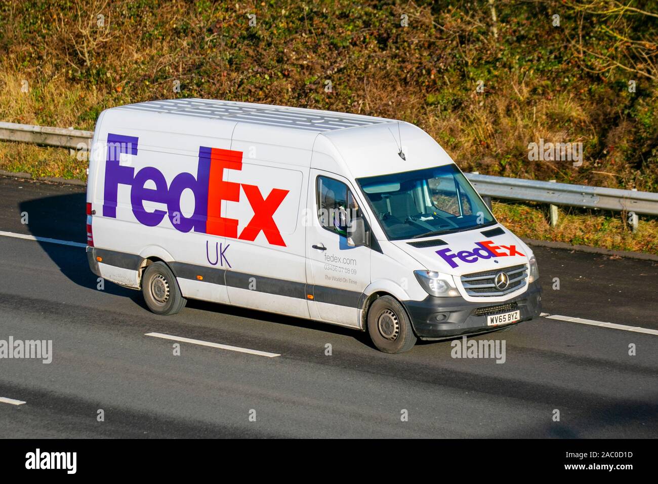 FedEx Verkehr, Transport, moderne Fahrzeuge, Mercedes Benz Sprinter, South-bound motorisch auf der M61 Autobahn, Großbritannien Stockfoto