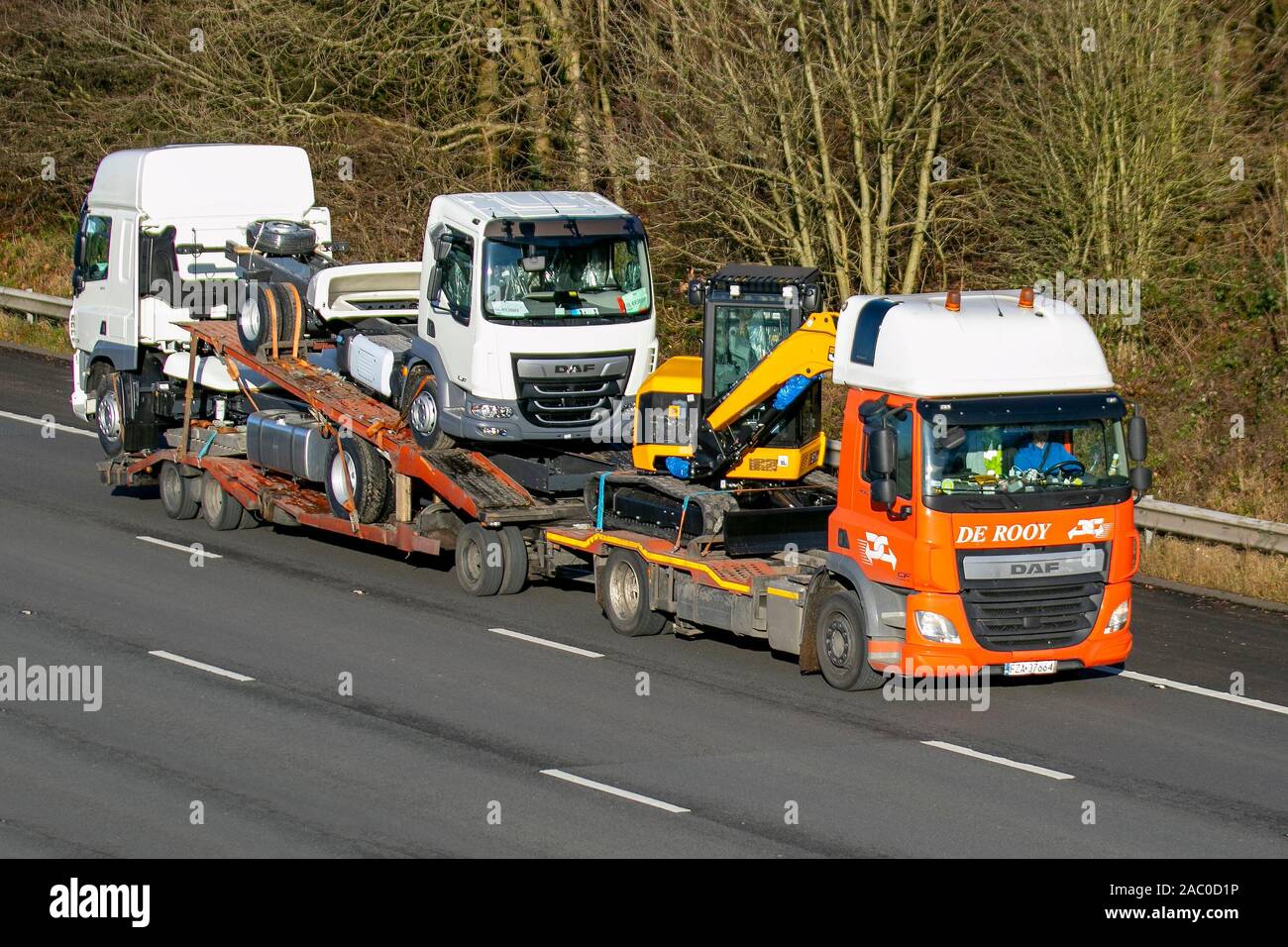 De Rooy Leyland Transport-Lieferwagen, LKW, Transport, LKW, Frachtführer, neues DAF-Fahrzeug, europäischer kommerzieller Transport, Industrie, M61 in Manchester, Großbritannien Stockfoto