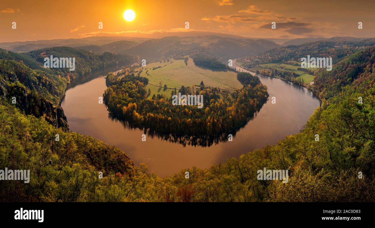 Berühmten Blick auf der Moldau bei Sonnenuntergang, Tschechische Republik. Stockfoto