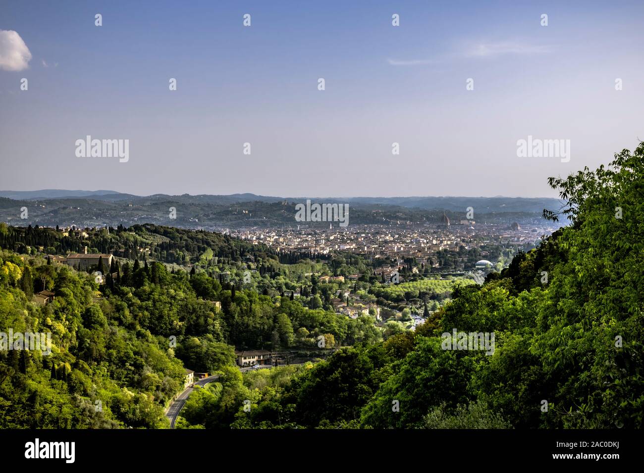 Florenz - toskanische Hügellandschaft, das Tal und die Stadt im Hintergrund. Italien Stockfoto