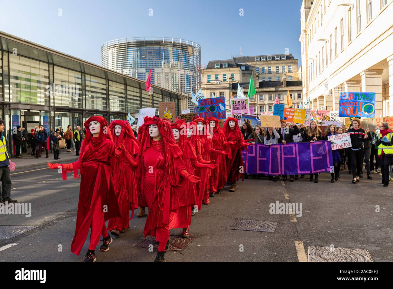 Extinction Rebellion Red Brigade Klimawandel Demonstranten marschieren durch Bath City Center mit Bath Jugend Klima-Bündnis Kampagne für Maßnahmen des Klimawandels. Bad UK. 29. November 2019, England, Großbritannien Stockfoto