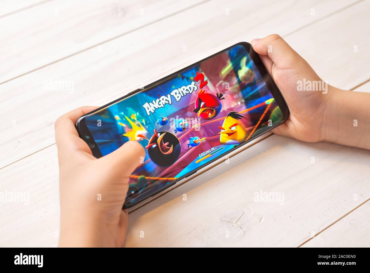 Sarajevo, Bosnien und Herzegowina - November 29, 2019: Angry Birds 2 Spiel auf modernen Android Smartphone in Kid Hände close-up Stockfoto