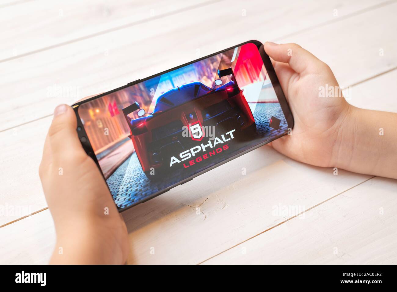 Sarajevo, Bosnien und Herzegowina - November 29, 2019: Kinder spielen Asphalt Legenden Spiel auf Samsung Galaxy S9 Plus close-up Stockfoto