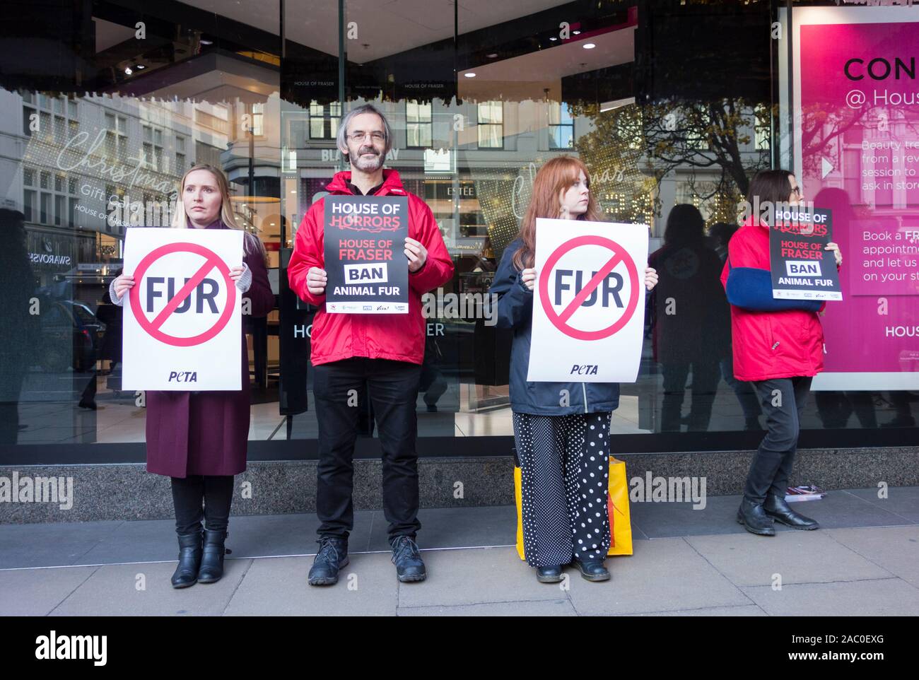 PETA Anti-fur Protest vor House of Fraser auf Oxford Street, London© Benjamin John/ Alamy Live News. Stockfoto