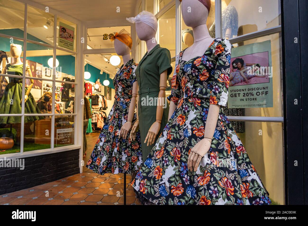 1940s Style Kleider angezeigt außerhalb einer Shop Stockfoto