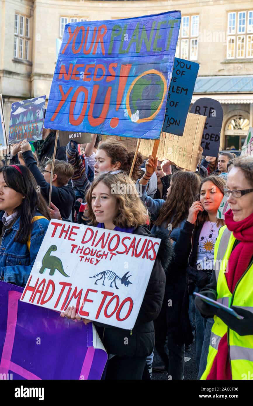 Aussterben Rebellion Klimawandel Protestierende marschieren durch Bath City Center mit Bath Jugend Klima-Bündnis Kampagne für Maßnahmen des Klimawandels. Bad. 29. November 2019, England, Großbritannien Stockfoto
