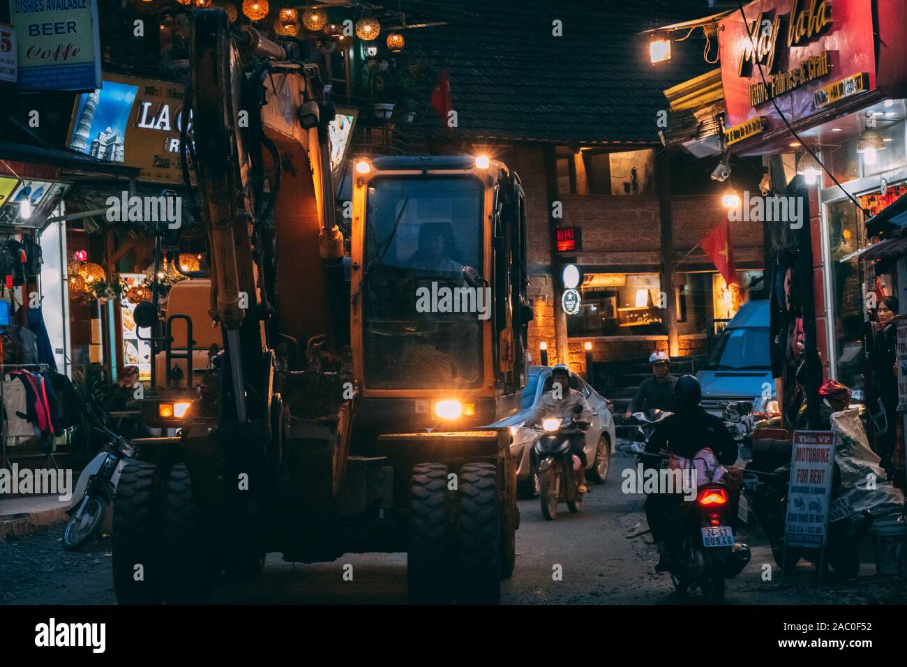 Sapa, Vietnam - 8. Oktober 2019: Bagger fahren durch die engen Gassen von Sapa während der Nacht als Sie erweitern und die touristische Stadt entwickeln. Stockfoto