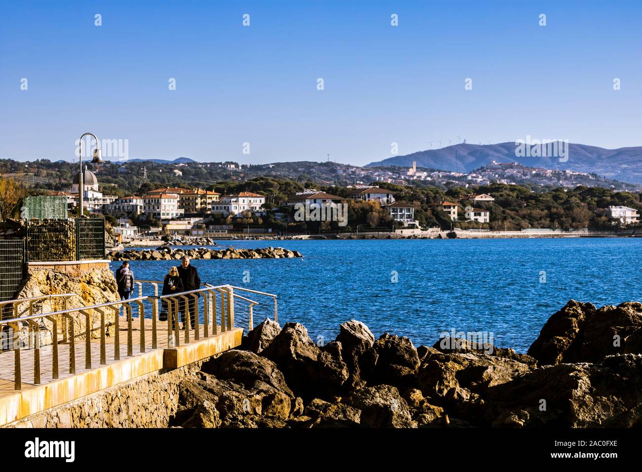 Toskana, Castiglioncello - Ausdehnung der Promenade entlang der Küste des Tyrrhenischen Meeres. Italien Stockfoto